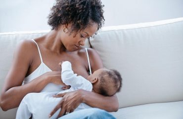 femme-afro-allaite-son-bébé